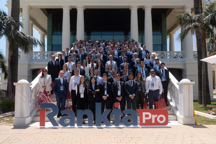 Rankia Funds Experience family photo with all the assistants 
