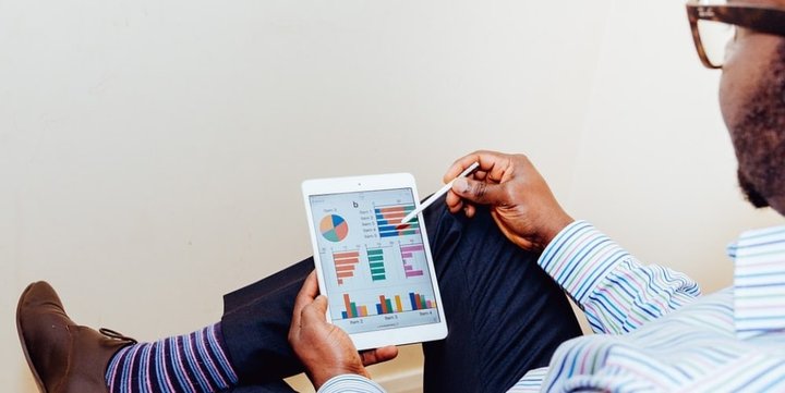 Inversor con una tablet estudiando rentabilidades y estillos de inversión