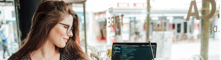 Una donna giovane guarda una pagina web di private banking