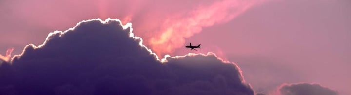 Un aereo che entra in una zona di turbolenze