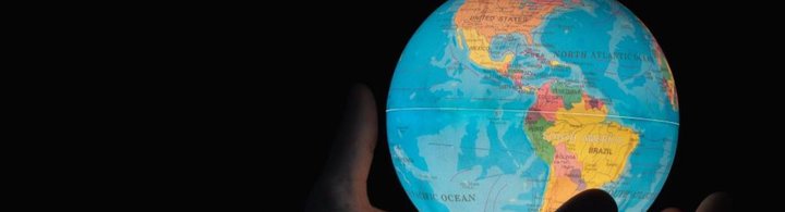 Una persona che tiene il mondo tra le mani.